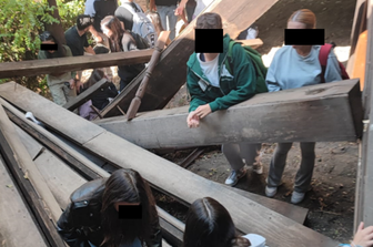 Foto scattata dagli studenti dopo il crollo al Globe Theatre &nbsp;