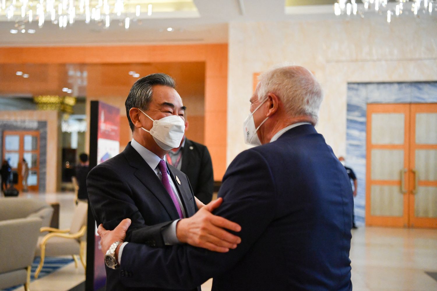 Il ministro degli Esteri Cinese Wang Yi e l'Alto rappresentate Ue per le Politiche Estere e di Difesa dell&rsquo;Unione Europea Josep Borrell