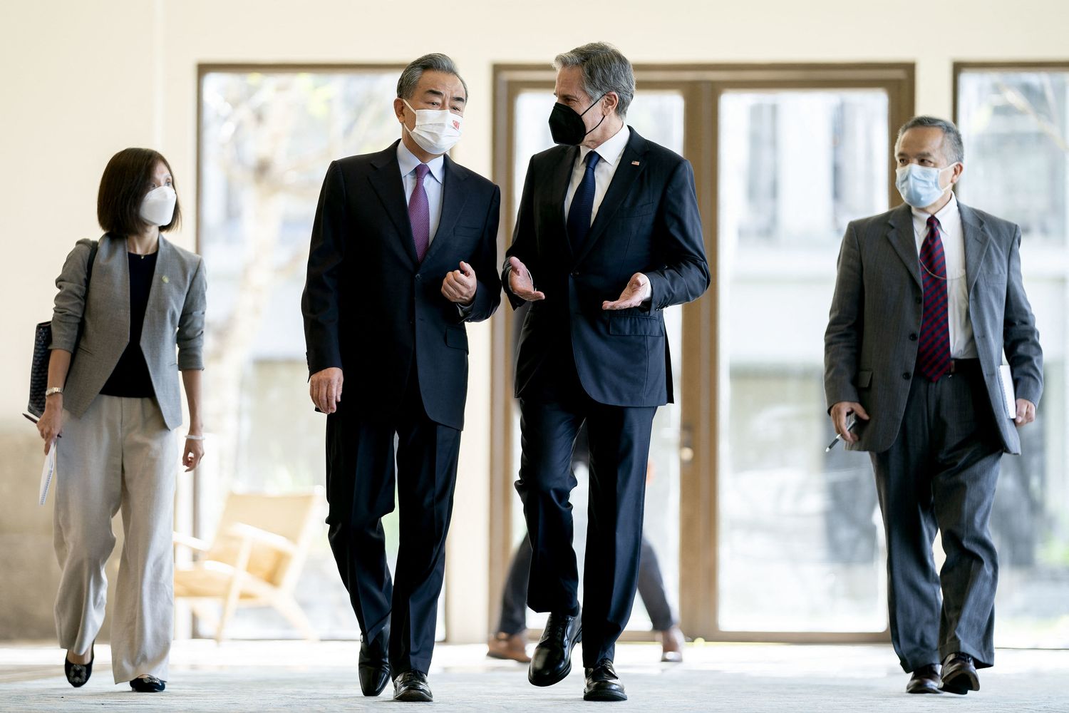 Il segretario di Stato americano, Antony Blinken, con il il ministro degli Esteri cinese, Wang Yi