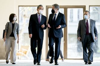 Il segretario di Stato americano, Antony Blinken, con il il ministro degli Esteri cinese, Wang Yi