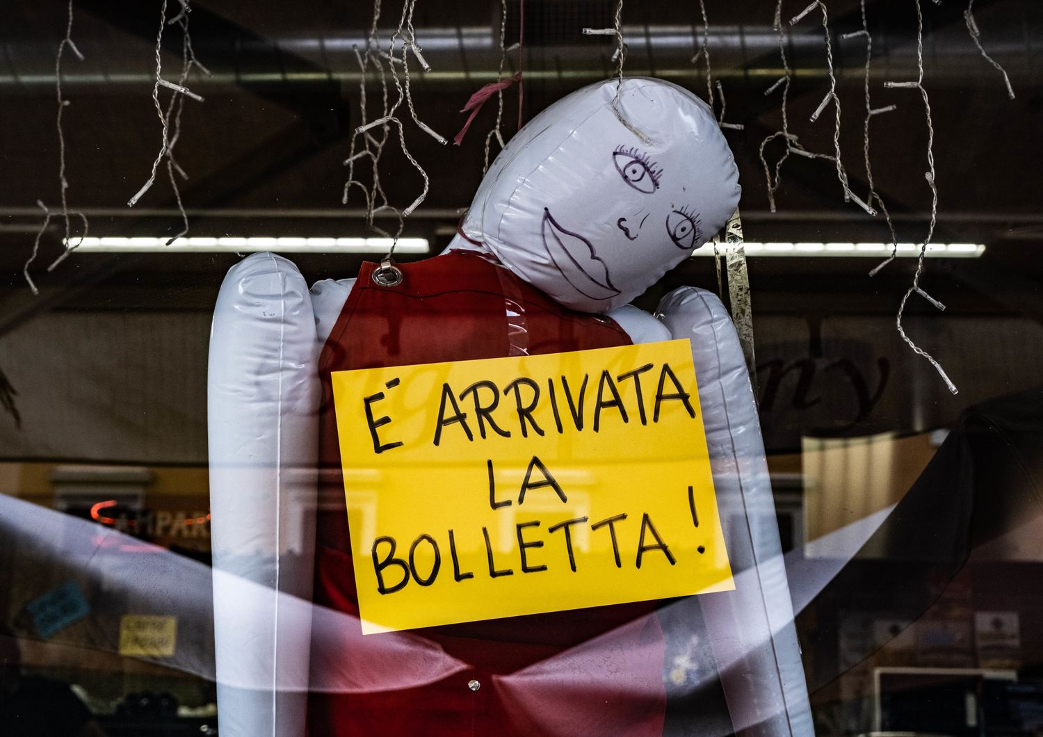 Un manichino impiccato in una vetrina di un bar contro il caro bollette