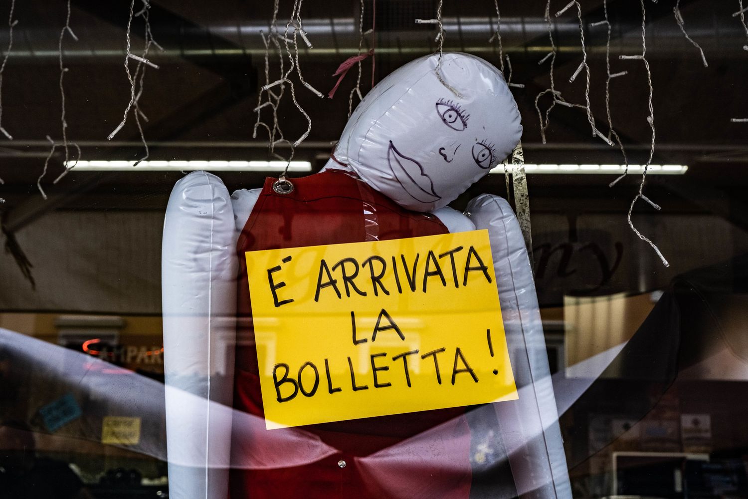 Un manichino impiccato in una vetrina di un bar contro il caro bollette