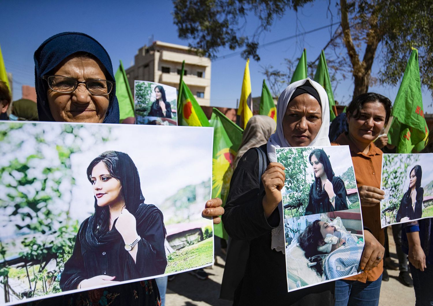 Donne curde manifestano in Siria protestando per la morte dell'iraniana Mahsa Amini