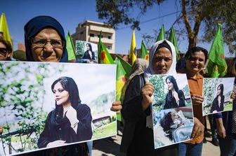 Donne curde manifestano in Siria protestando per la morte dell'iraniana Mahsa Amini