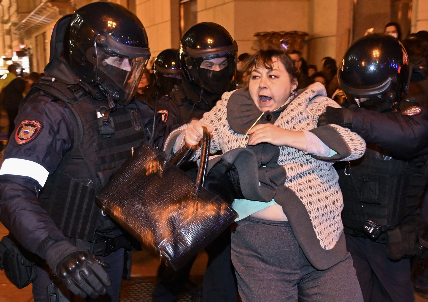 Russia fuga da armi voli privati fino a 16 mila euro