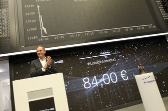 Il Ceo della Porsche&nbsp;Oliver Blume alla Borsa di Francoforte