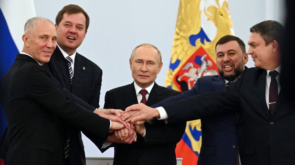 Putin e i quattro governatori dei nuovi territori annessi alla Russia