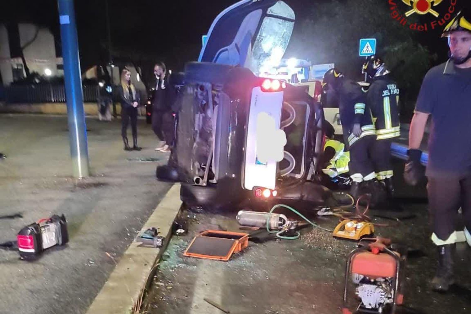 L'auto ribaltata sulla via Ardeatina a Roma