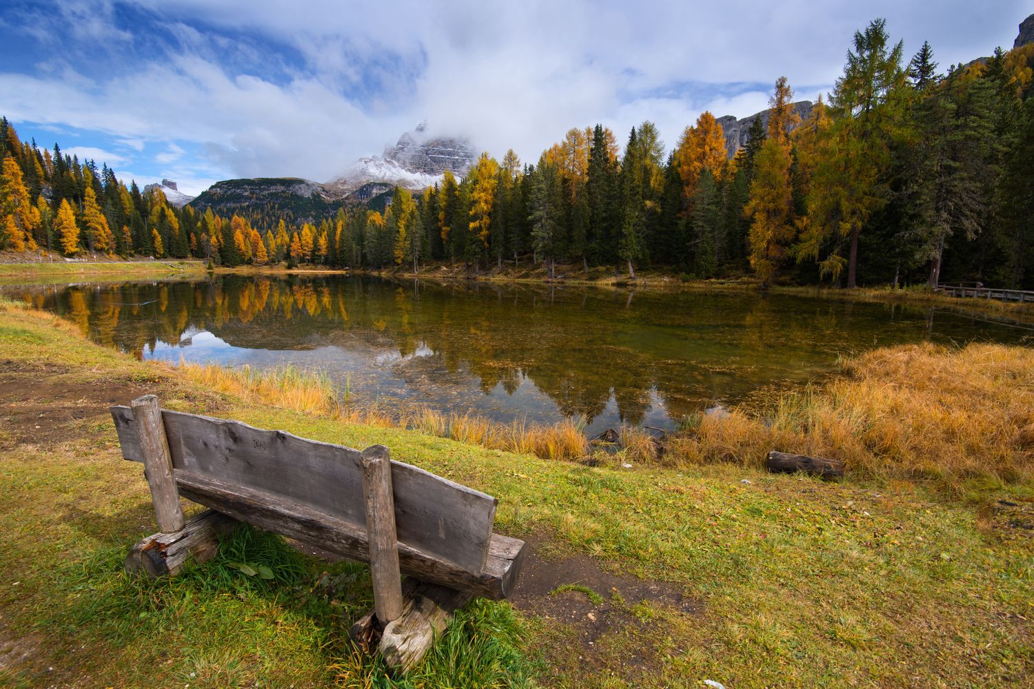 Il Lago D'Antorno alle pendici delle Tre Cime di Lavaredo, Dolomiti, in ottobre