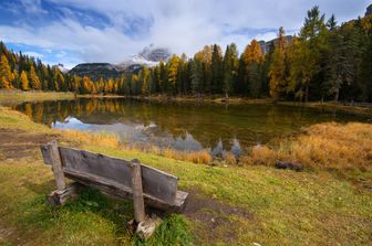 Il Lago D'Antorno alle pendici delle Tre Cime di Lavaredo, Dolomiti, in ottobre