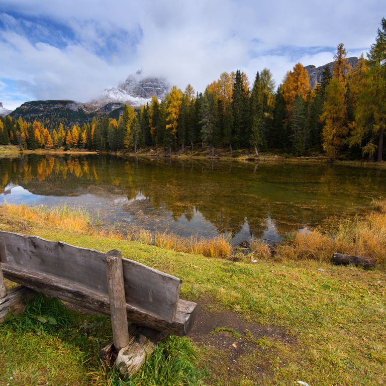 Il Lago D'Antorno alle pendici delle Tre Cime di Lavaredo, Dolomiti, in ottobre