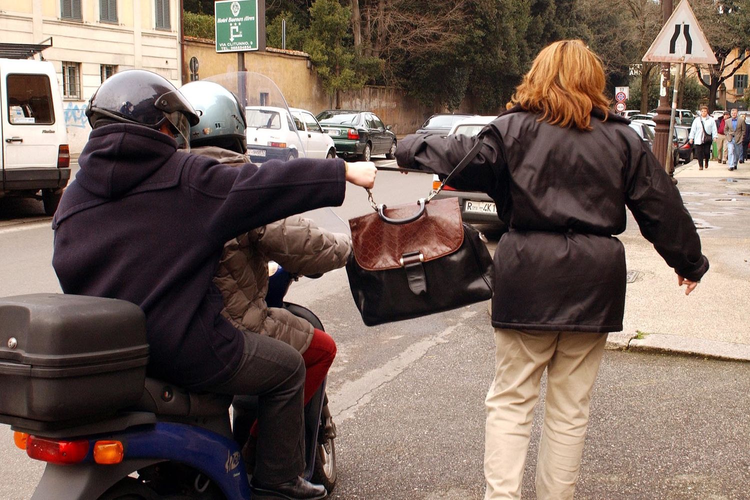 Uno scippo in piena citt&agrave;