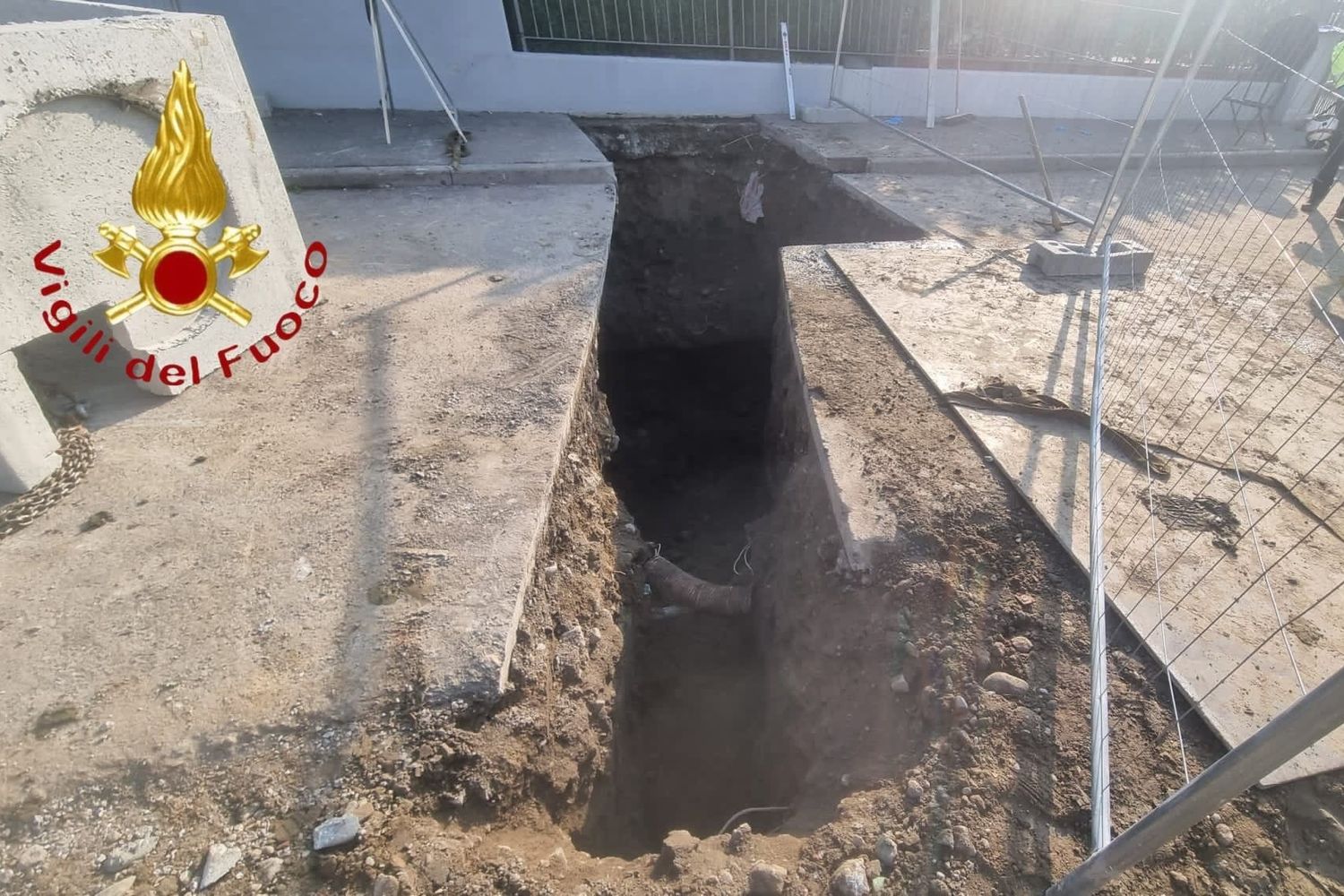 &nbsp;Il buco in cui &egrave; stato trovato l'operaio