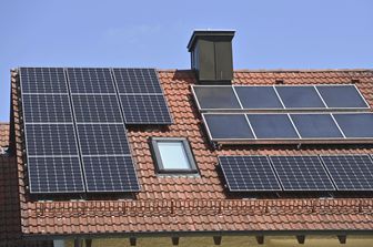 Pannelli fotovoltaici sul tetto di un'abitazione