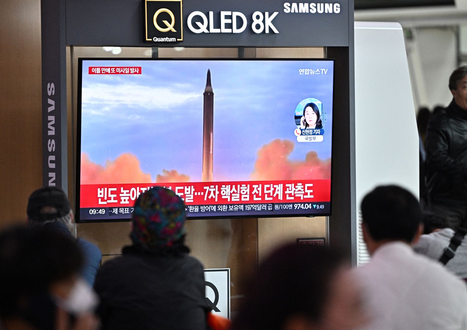 Sudcoreani assistono al lancio di un missile nordcoreano