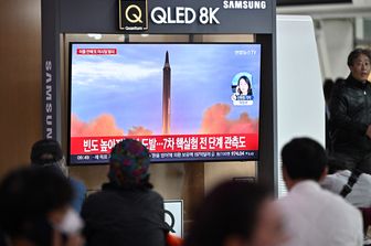 Sudcoreani assistono al lancio di un missile nordcoreano