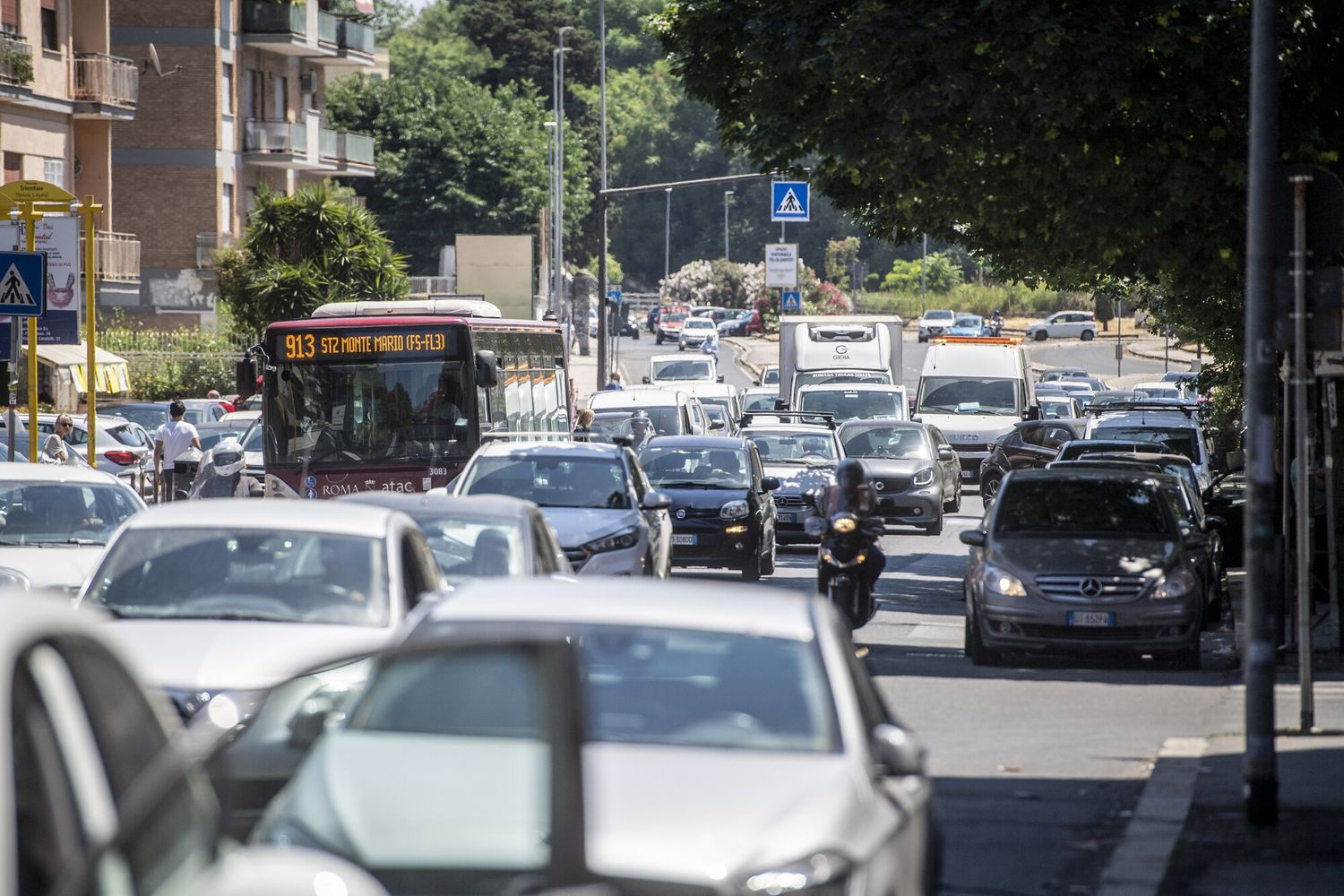 Auto inquinanti nel traffico