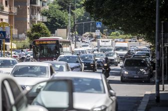 Auto inquinanti nel traffico