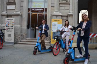 L'inaugurazione del servizio di visite turistiche con monopattini e bici elettriche