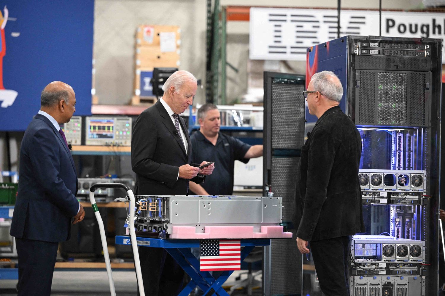 Biden in una fabbrica americana di microchip
