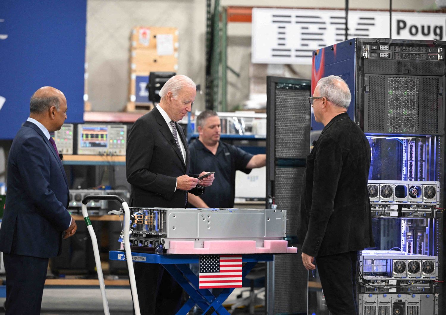 Biden in una fabbrica americana di microchip