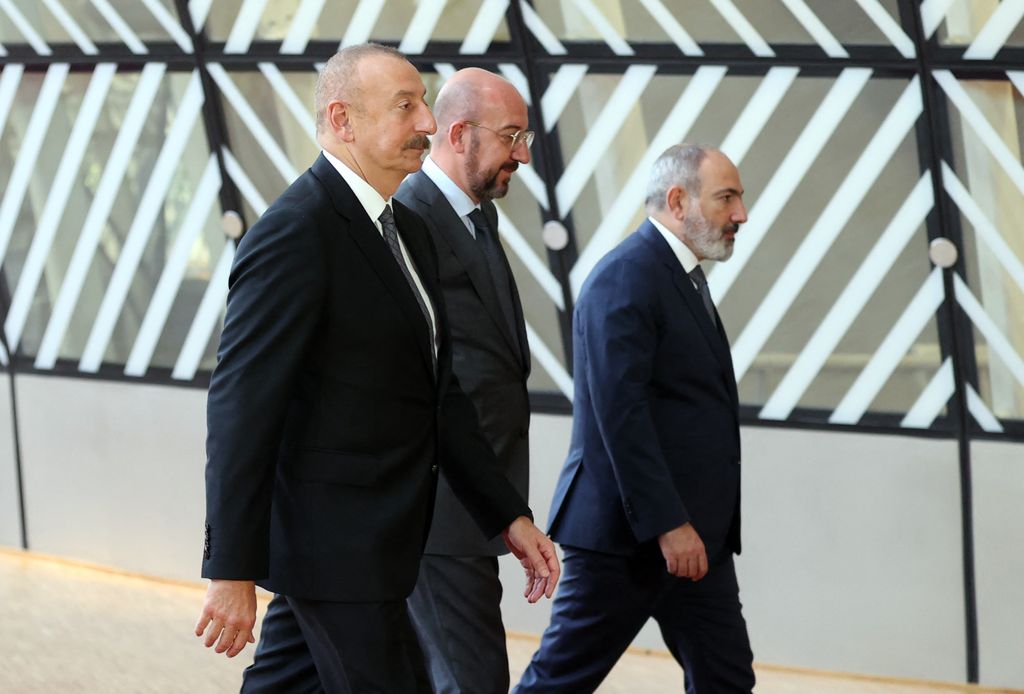 Presidente armeno Pashinyan e l&rsquo;omologo azero Aliyev insieme a Michel