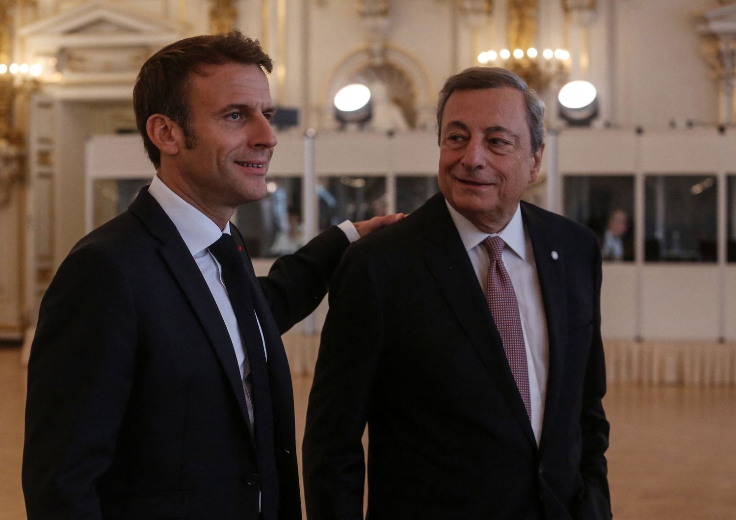 Emmanuel Macron e Mario Draghi a Praga