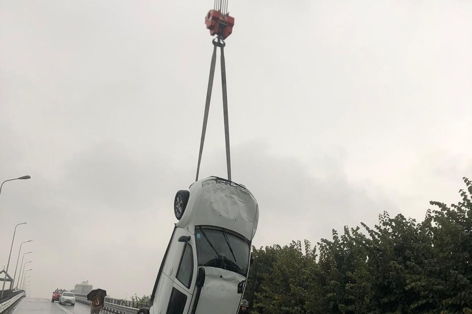 Auto in una voragine a Novara&nbsp;