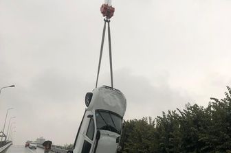 Auto in una voragine a Novara&nbsp;