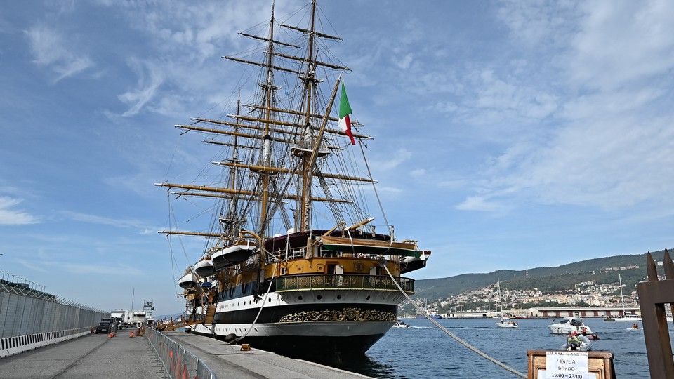 Un colpo di cannone dell'Amerigo Vespucci ha dato il via alla Barcolana 2022