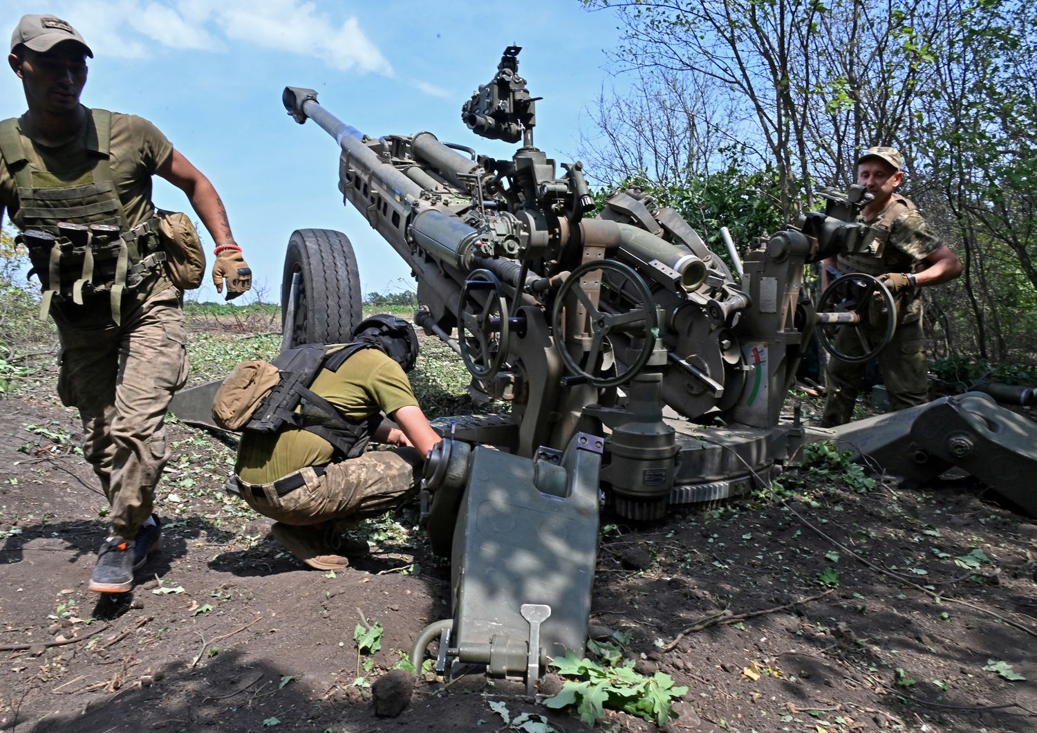 Un obice M777 usato dai soldati ucraini