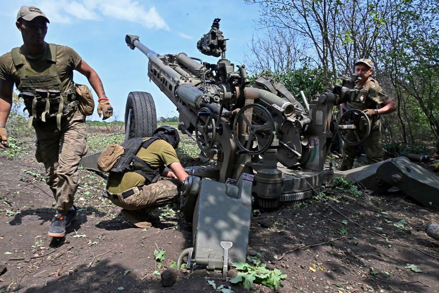 Un obice M777 usato dai soldati ucraini