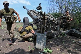 Un obice M777 usato dai soldati ucraini