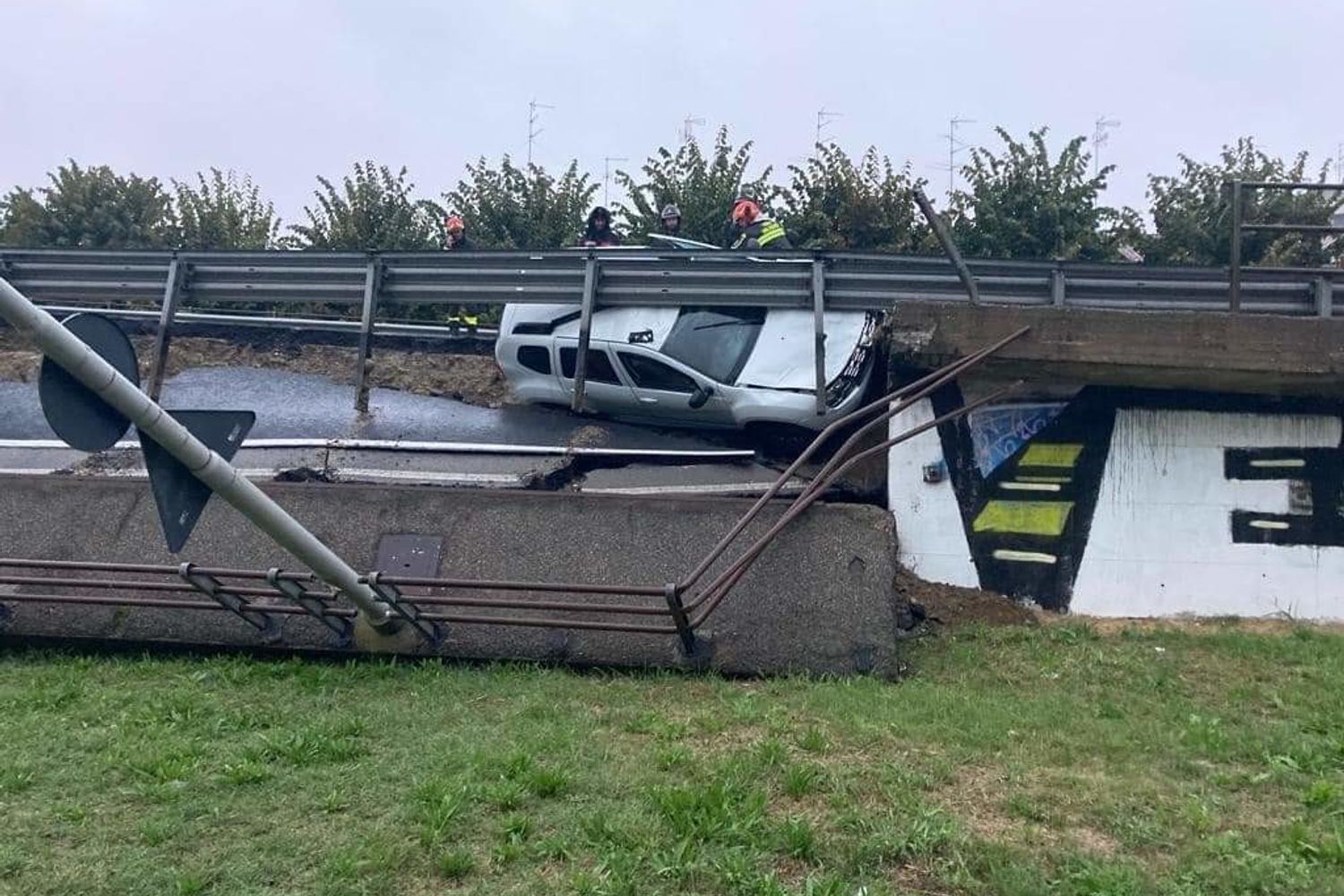 Il crollo di parte del cavalcavia XXV Aprile a Novara