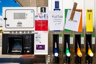 Francia crisi carburante distributori a secco