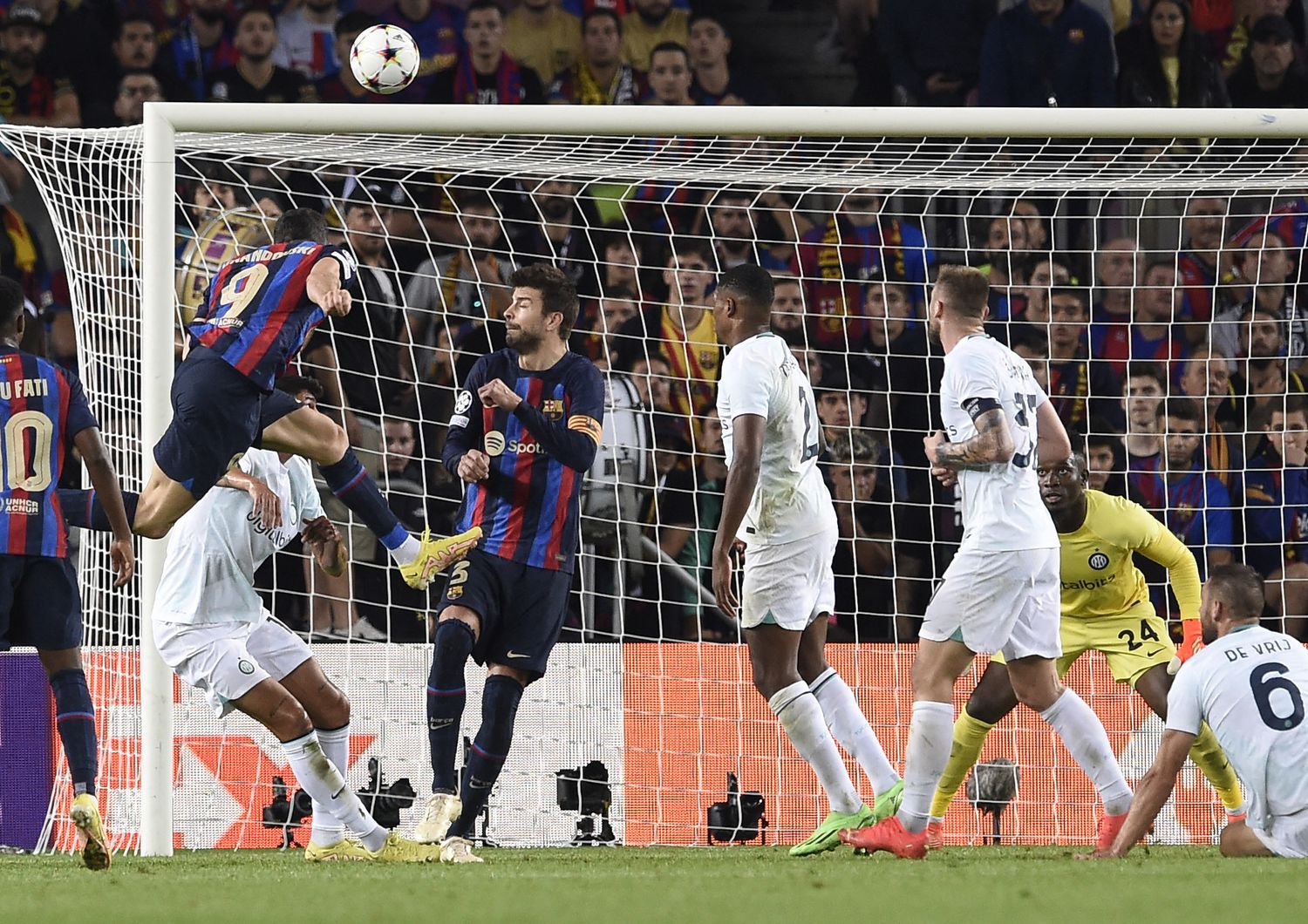 Robert Lewandowski segna il terzo gol del Barcellona contro l'Inter