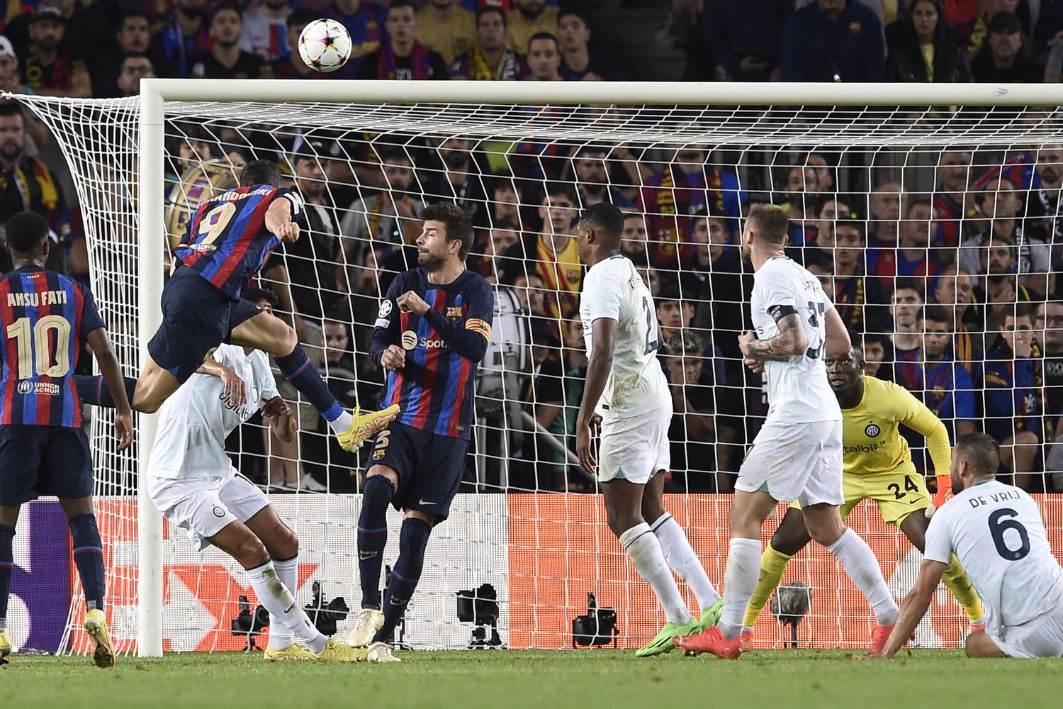 Robert Lewandowski segna il terzo gol del Barcellona contro l'Inter