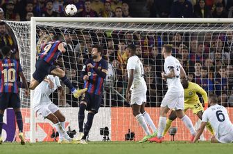 Robert Lewandowski segna il terzo gol del Barcellona contro l'Inter