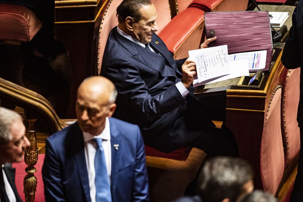 Silvio Berlusconi durante la seduta con gli appunti su Meloni, nella foto esclusiva lui scrive di lei: &quot;Supponente, prepotente, arrogante e offensiva&quot;&nbsp;