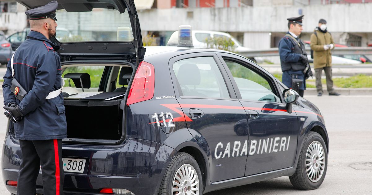 Vede carabinieri da Agi.it