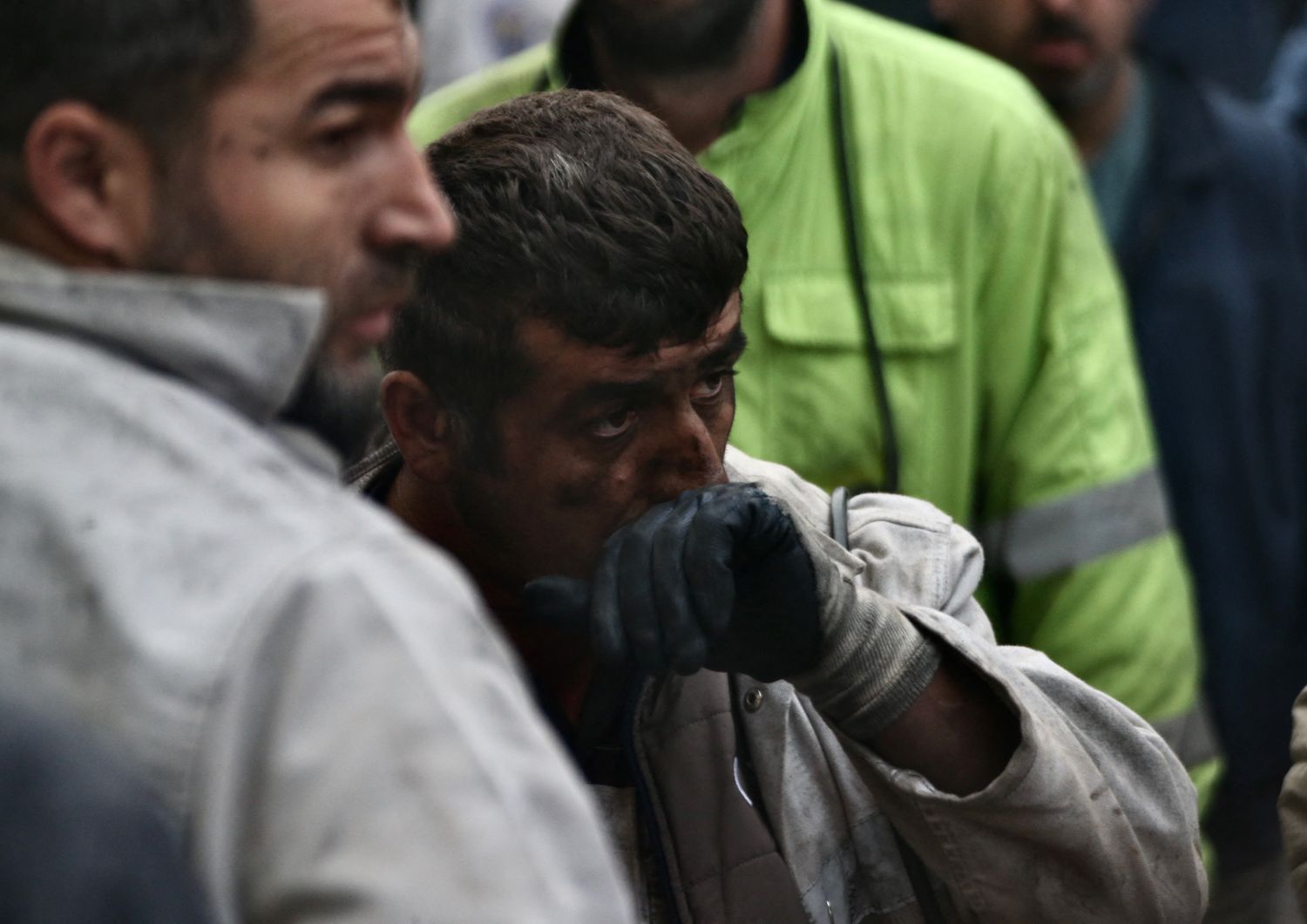 Un minatore sul luogo del disastro in Turchia