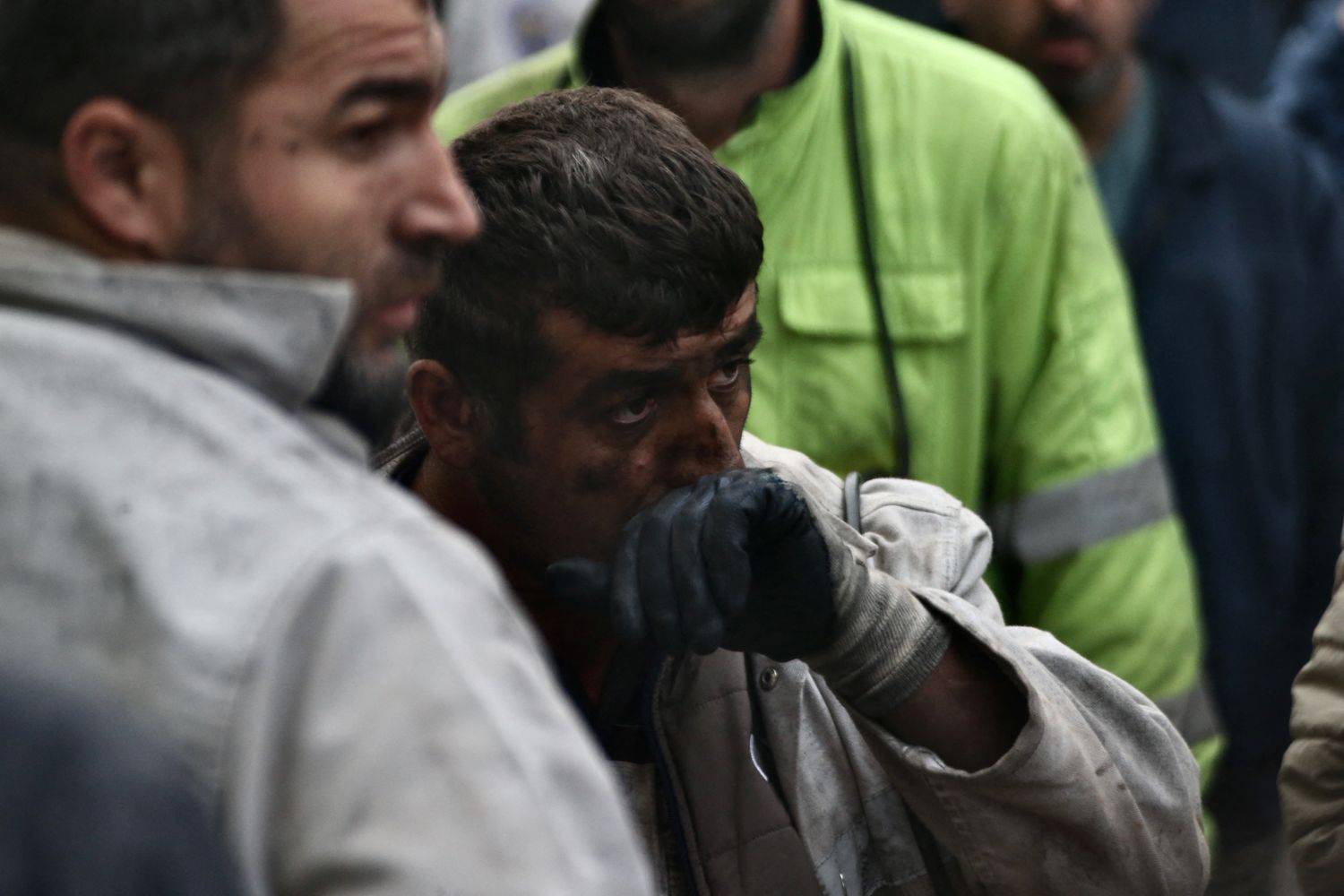 Un minatore sul luogo del disastro in Turchia