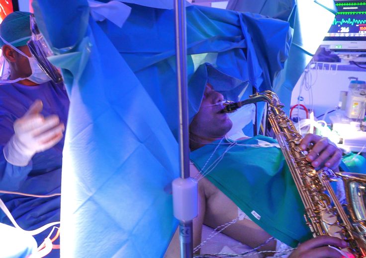 Il paziente suona il sax durante l'intervento