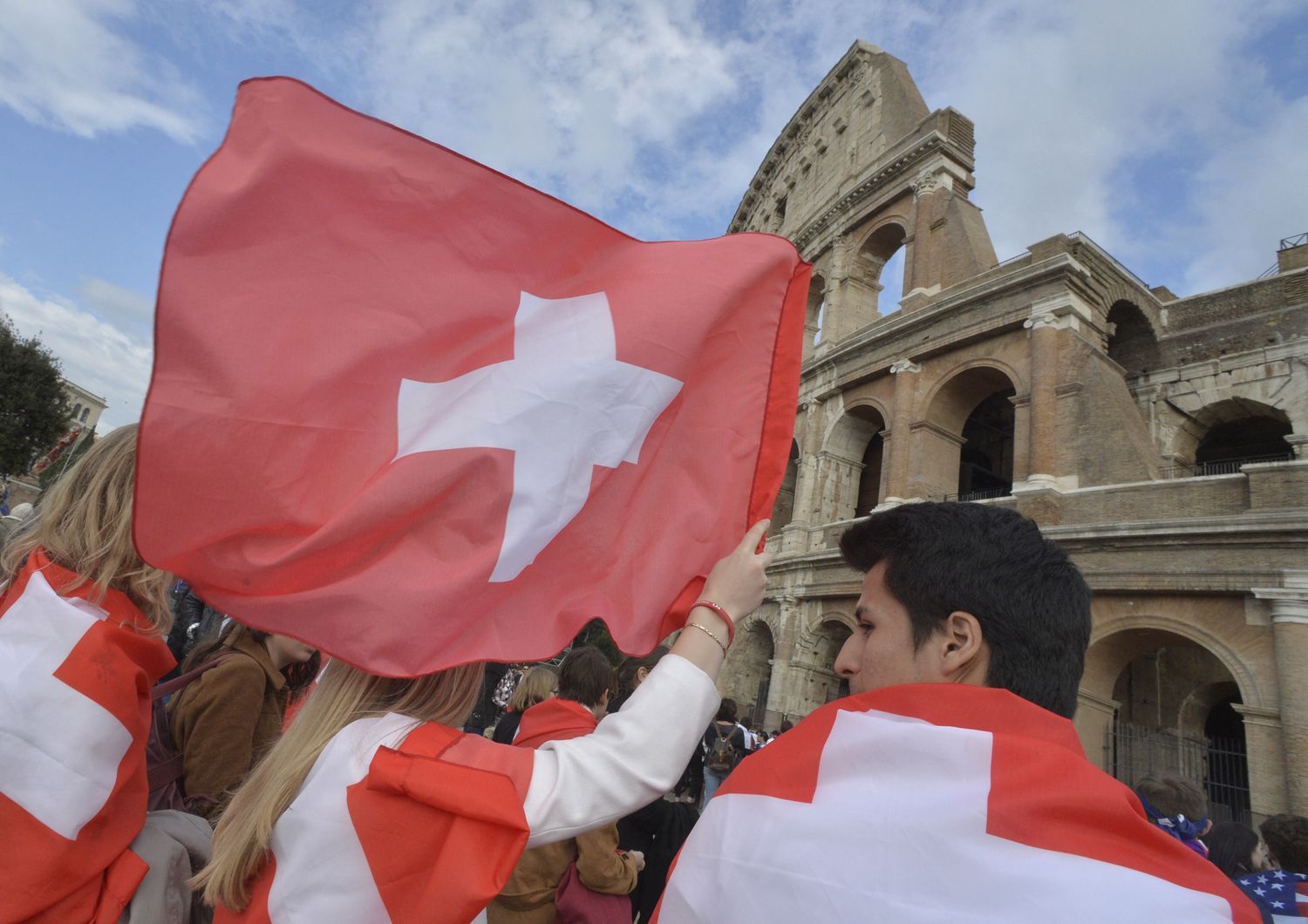 Bandiere svizzere al Colosseo