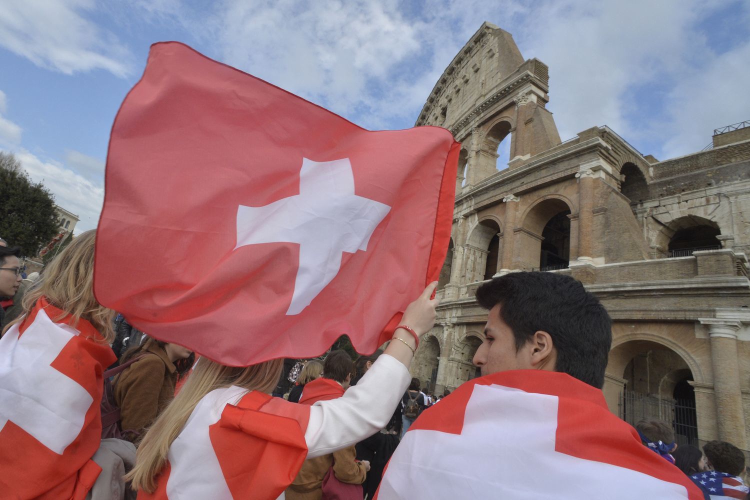 Bandiere svizzere al Colosseo