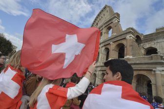 Bandiere svizzere al Colosseo
