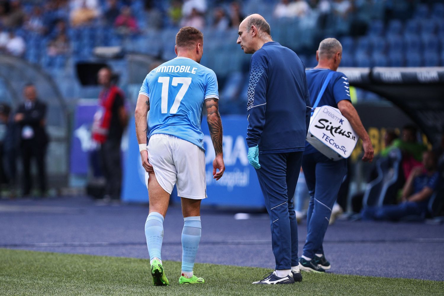 Ciro Immobile esce al 28' accusando un dolore alla coscia sinistra