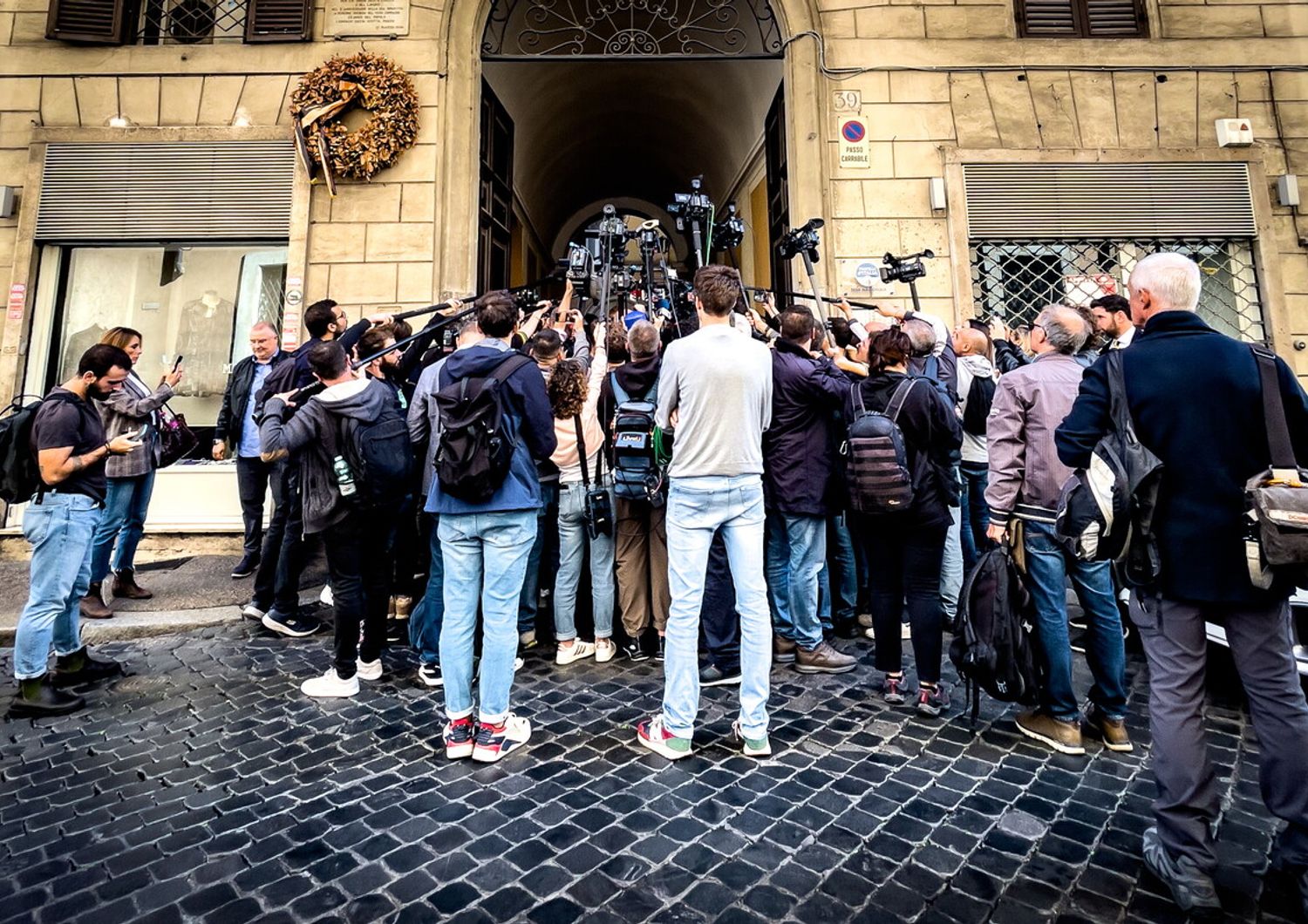 Folla di giornalisti e curiosi davanti alla sede di Fratelli d'Italia