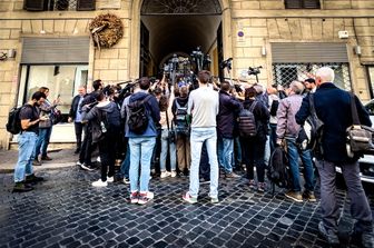 Folla di giornalisti e curiosi davanti alla sede di Fratelli d'Italia