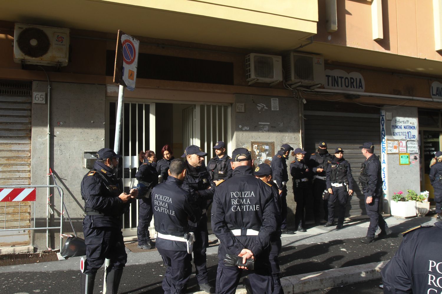 Lo sgombero di un appartamento occupato a Ostia